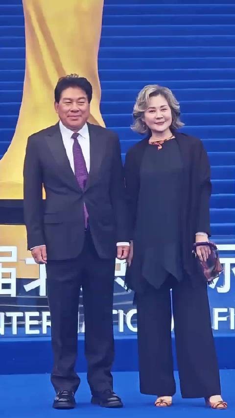 朱时茂丛珊北影节闭幕式比心互动,牧马人初代情侣44年后再聚首