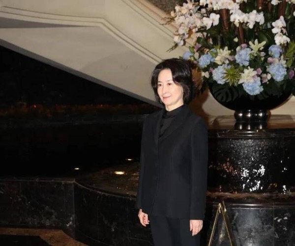 赌王女儿离世，追思会政商云集，何超仪含泪曝胞姐全身是癌