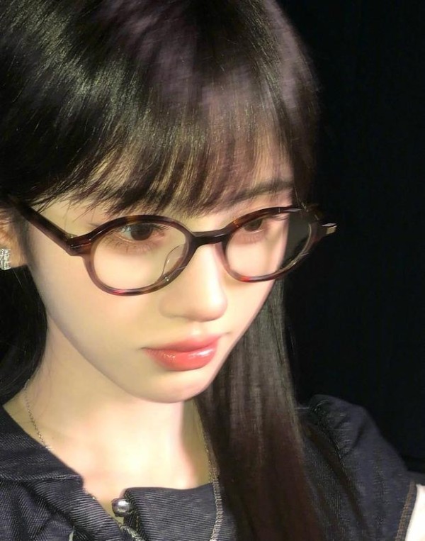 鞠婧祎近照五官精致。