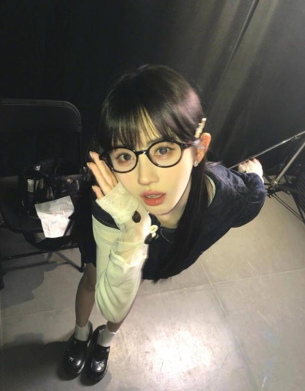鞠婧祎穿亚比风套装可爱灵动。