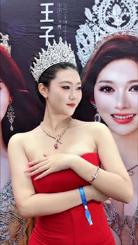 河北20岁姑娘连子欣夺全球中华小姐香港总冠军