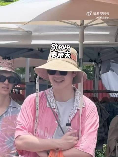 刘昊然泰国度假被偶遇,逛街看大象悠闲自在