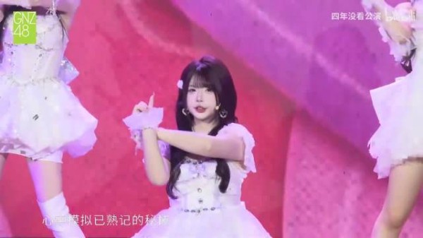 王语晨出席TEAM NIII活动，演绎LOVE ME LOVE ME