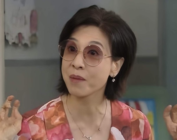 香港知名女演员拍戏遭揩油，吻戏对方突然伸舌头