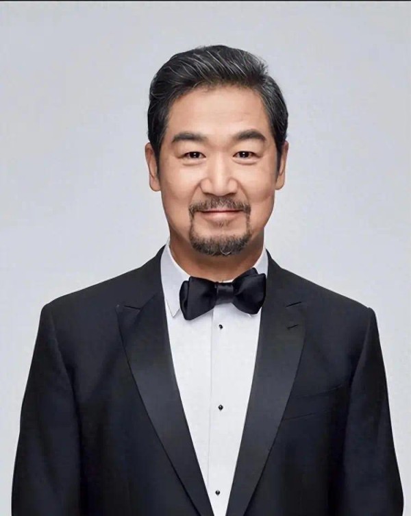 10亿存款不够花？71岁张国立刚迎来喜讯，43岁巨婴儿子就又惹上事