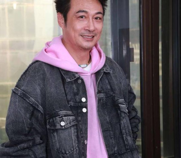 吴镇宇综艺飙戏太投入，嘴对嘴给郝蕾喂药，亲密画面引发热烈讨论