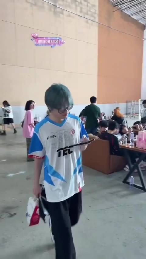 这个oo3就这么调戏小蛋糕 @TEC33Svan- ️：“抹茶蛋糕～抹茶小蛋糕～”