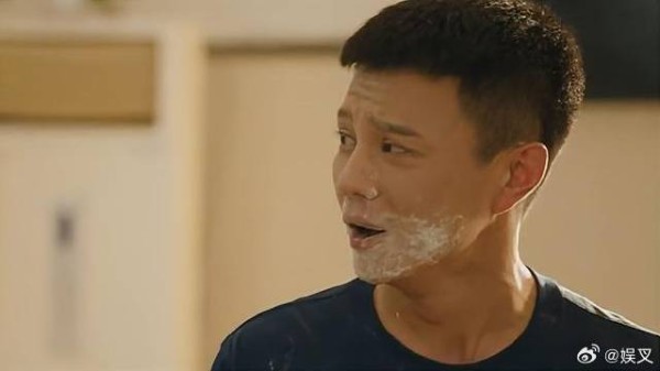 老杨乱讲话,被同事捂嘴,乌鸦嘴快点闭上吧!