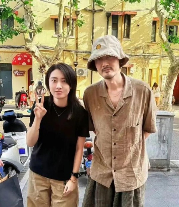 41岁王传君上海街头被拍，邋遢到认不出，这还是关谷神奇吗？