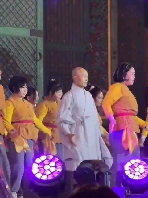 后排的施主把你们的香火举起来好吗！