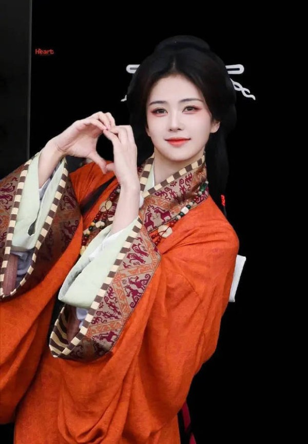 搜狐娱乐讯 近日,一组白鹿录制综艺的路透曝光,她身穿战国袍,气质优雅。