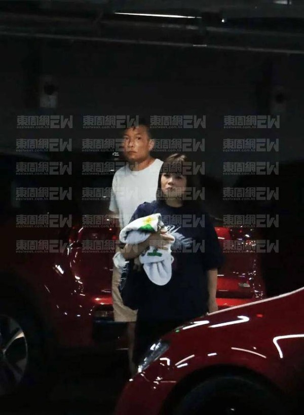 香港资深主持新婚老公首次曝光，身材高大威猛，被指暖男护妻