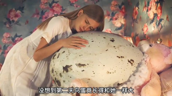 女孩把鸟蛋放进被窝,竟孵化出一个可怕的怪物!《孵化》