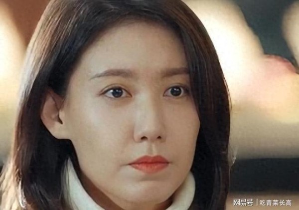 靳东'亲妹妹'女星零绯闻25年，与女儿同台演戏