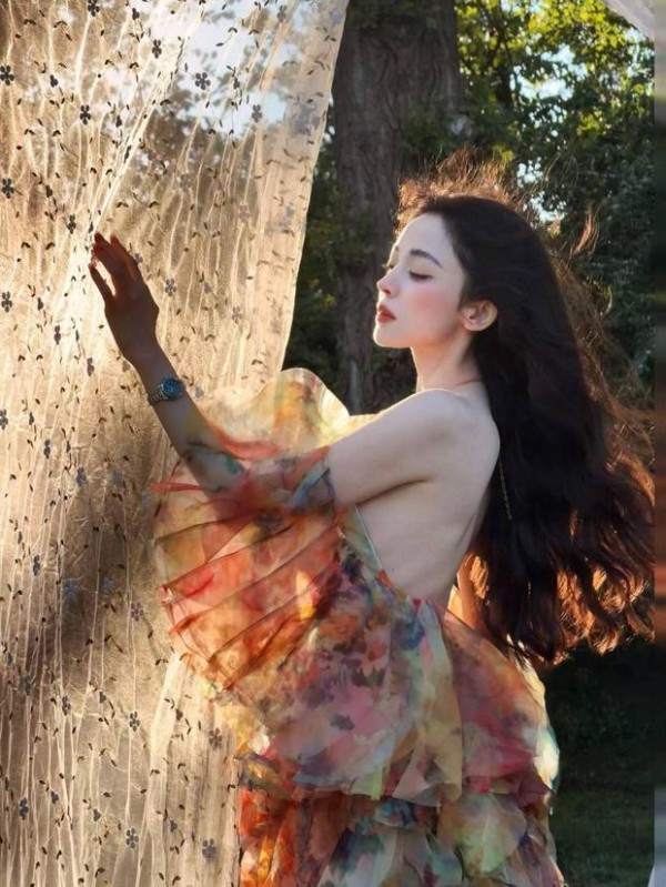 娜扎肌肤白皙,好似美神降临。