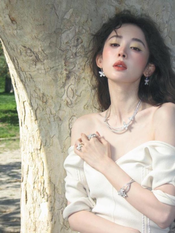 娜扎天鹅颈修长。