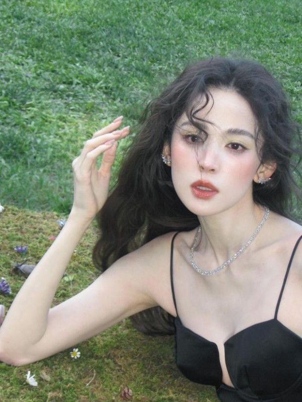 娜扎五官精致。
