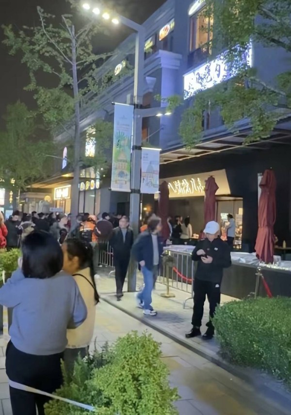 明星面馆排队三小时 食客是奔着脸还是奔着面去？｜封面评论
