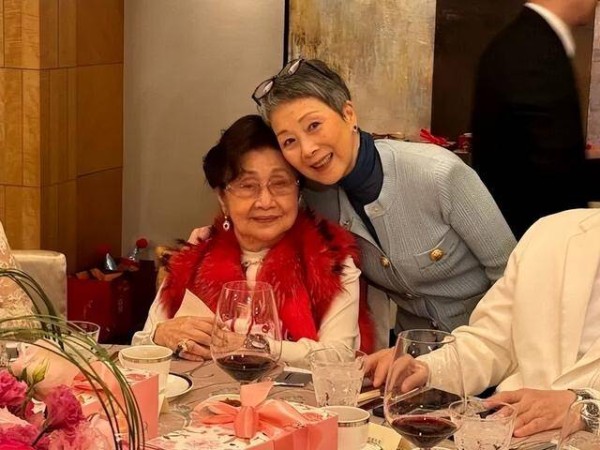 香港殿堂级女星为白雪仙贺寿现身,白发粉丝冒雨守候场面震撼