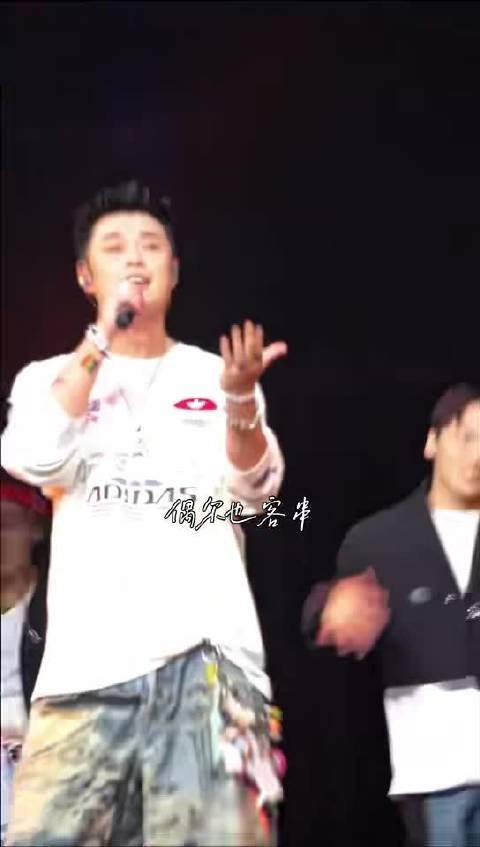 邓超瞒陈赫亮相618歌会，独自登台当爱豆