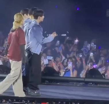 防弹少年团正泰打拳互动，Jimin轻拍JK未获回应