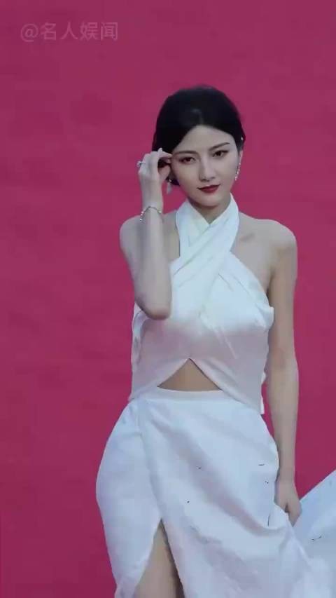“被开叉裙硬控,杨幂如坐针毡,关晓彤紧紧捏住,佟丽娅一条腿支撑”