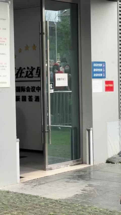 白鹿520亲手送花给粉丝，双向奔赴甜过初恋