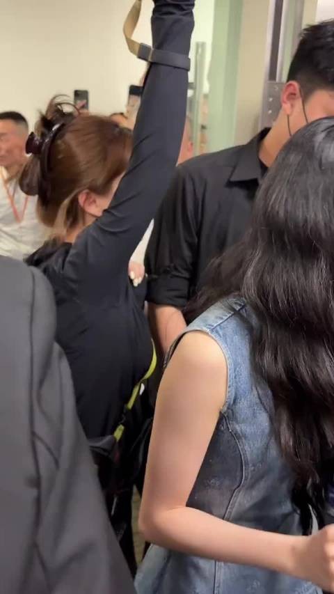 刘浩存乐华女团接连扫楼引上班族追星热潮