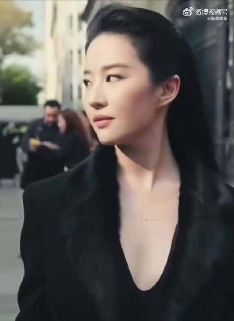 刘亦菲纽约G社生图曝光，入场对粉丝飞吻