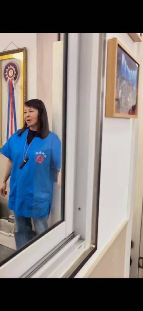 霍思燕穿平底鞋携老公儿女现身,事业家庭双丰收