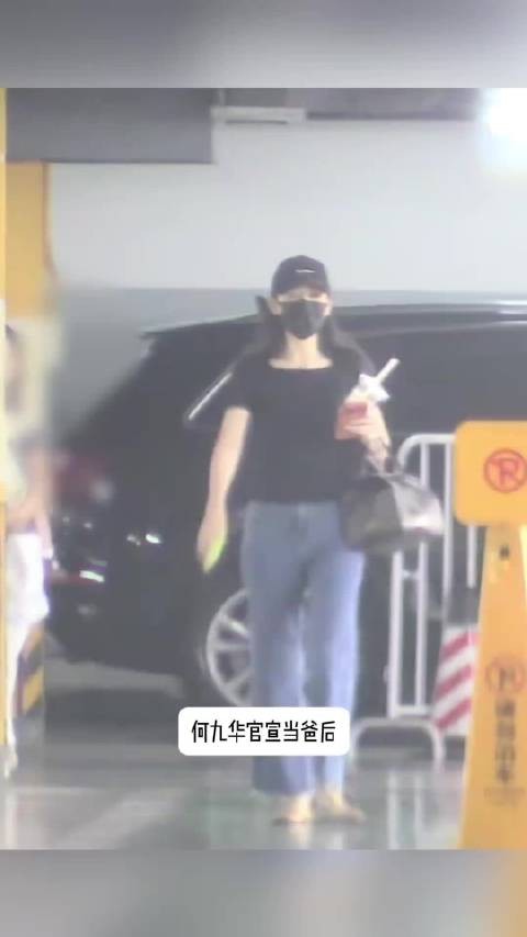王鸥带女儿逛街，保姆随行显温馨