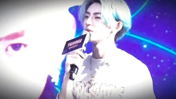 小鬼王琳凯穿粉丝涂鸦服装亮相周六夜