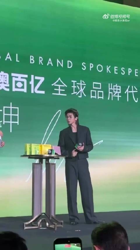 粉丝冲上台强抱蔡徐坤被保安带离