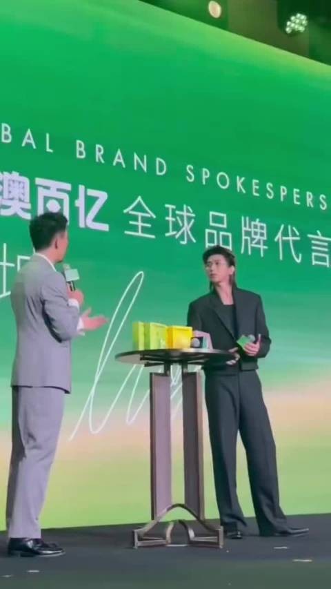 蔡徐坤活动现场有人冲上台拥抱 好疯狂