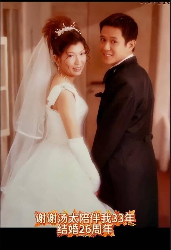 TVB前金牌绿叶为太太庆生,送大束鲜花,相伴33年熬过低谷