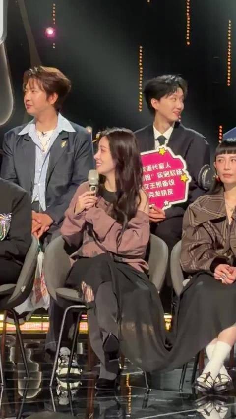 张碧晨说现在热搜没那么好上哈哈哈哈哈!姐姐瞎说什么大实话