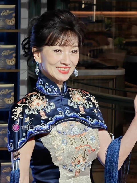 赵雅芝73岁亮相亚洲艺术电影节红毯身姿挺拔展东方韵味