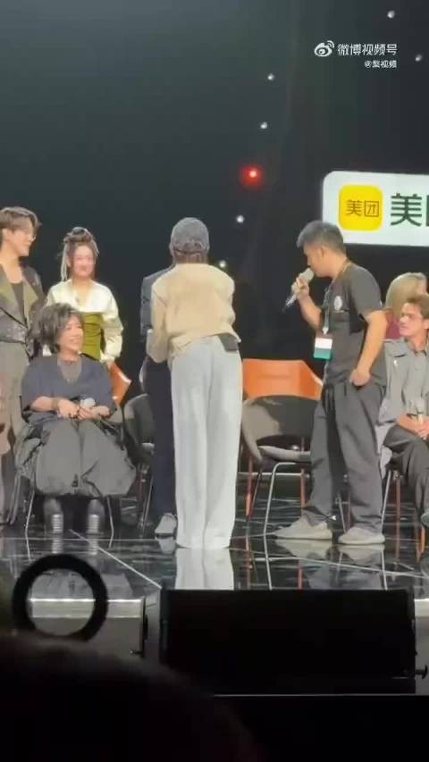 庾澄庆问窦靖童怎么称呼,歌手发布会现逗趣互动
