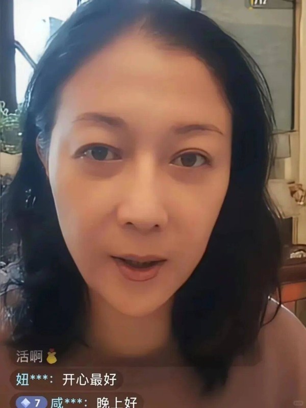 香港知名女星自曝与女儿破冰,泪洒直播间,曾患严重抑郁症