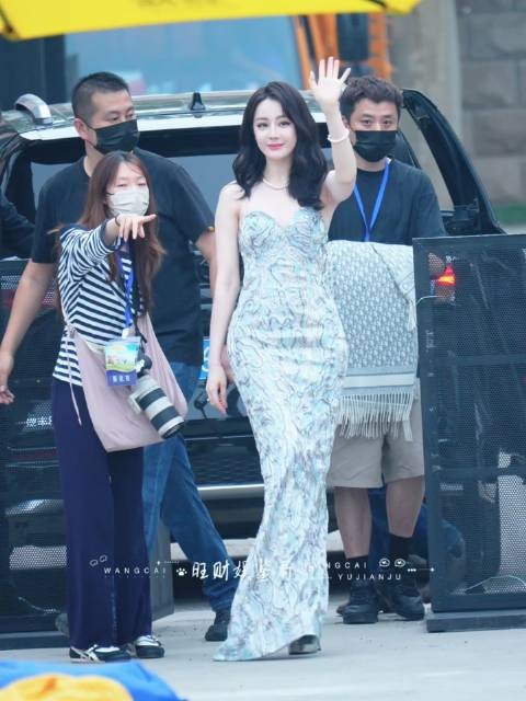 迪丽热巴座驾折返与粉丝相遇