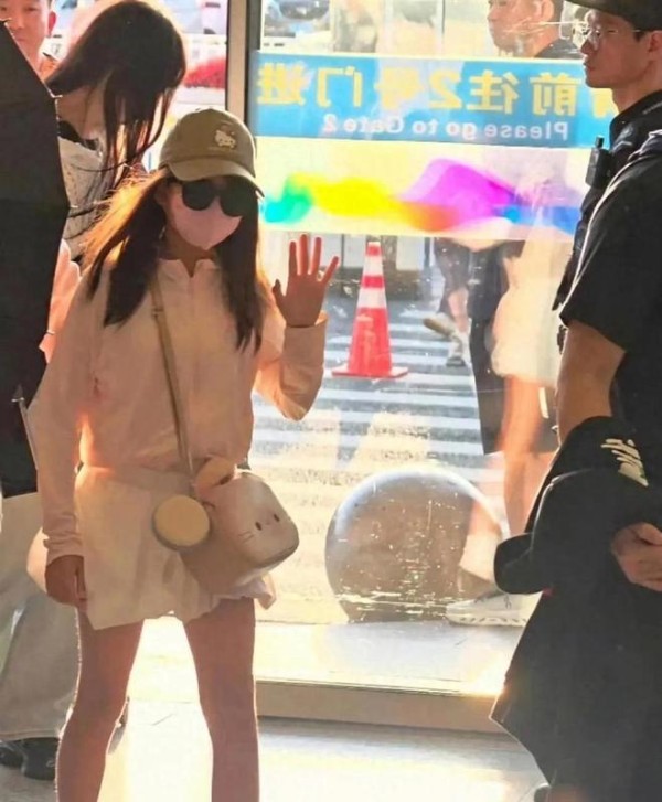 周杰伦10岁大女儿长这么大了！相貌如缩小版昆凌，与粉丝微笑招呼