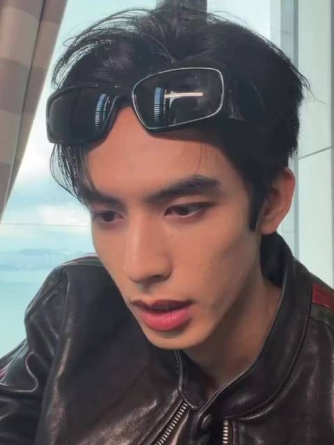 宋威龙直播回应进组，称最近在看剧本了，有一两个比较喜欢的剧本，哇期待！