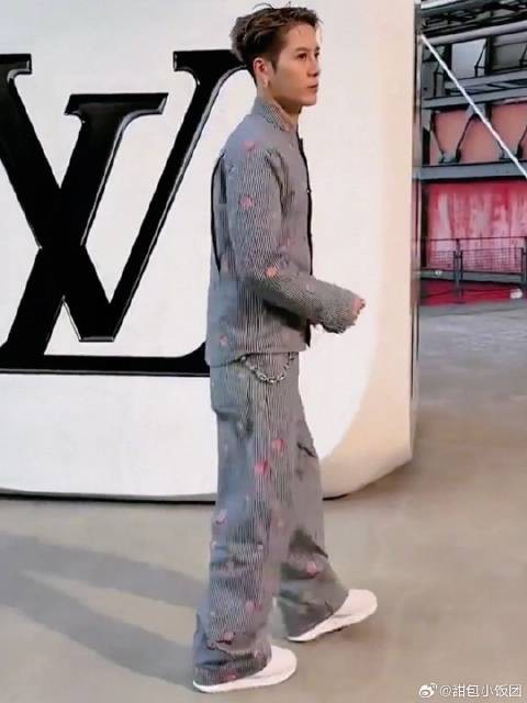 王嘉尔在巴黎，这个松弛感真是太棒了