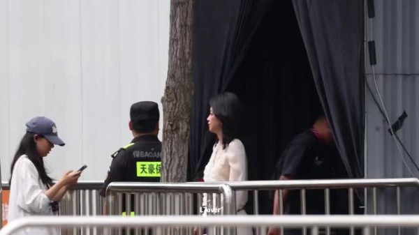 孙怡短发造型亮相三公舞台状态拉满
