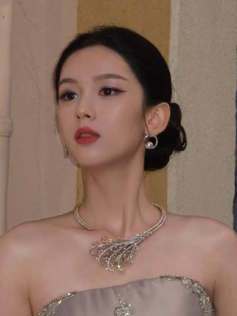 周也戛纳惊艳亮相清冷骨相配高珠审美封神
