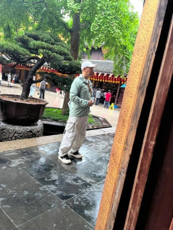 香港男星变样认不出,昔日长发男神变成熟大叔,曾短暂出家7天