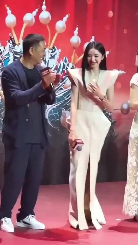 张嘉译孙浩刘浩存王晓晨西安首映礼同框