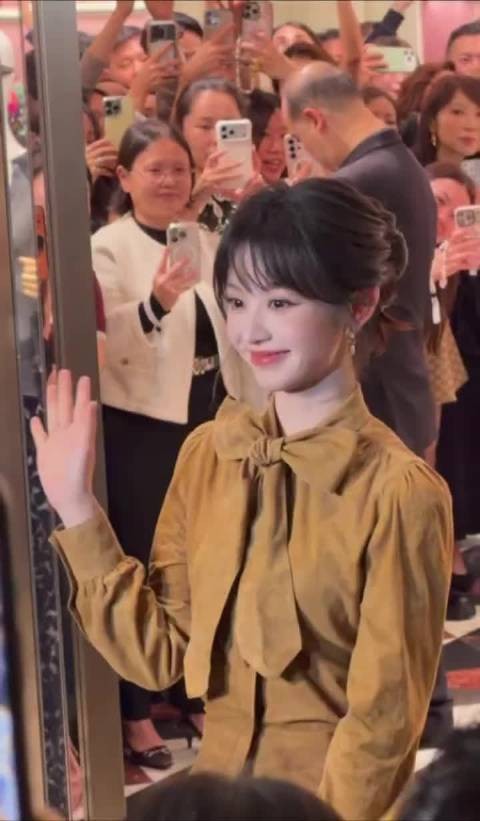 田曦薇今天海外Gucci活动,人气好高!