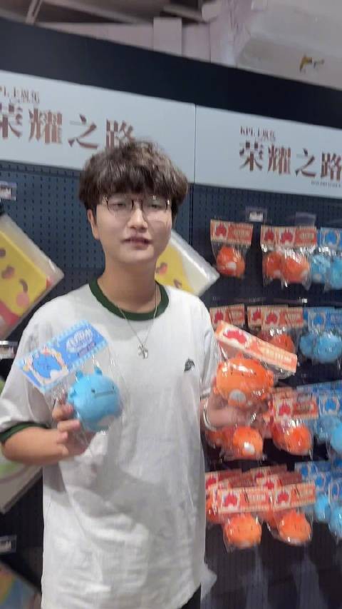 Cat空降KPL十周年快闪店，与限定周边同框