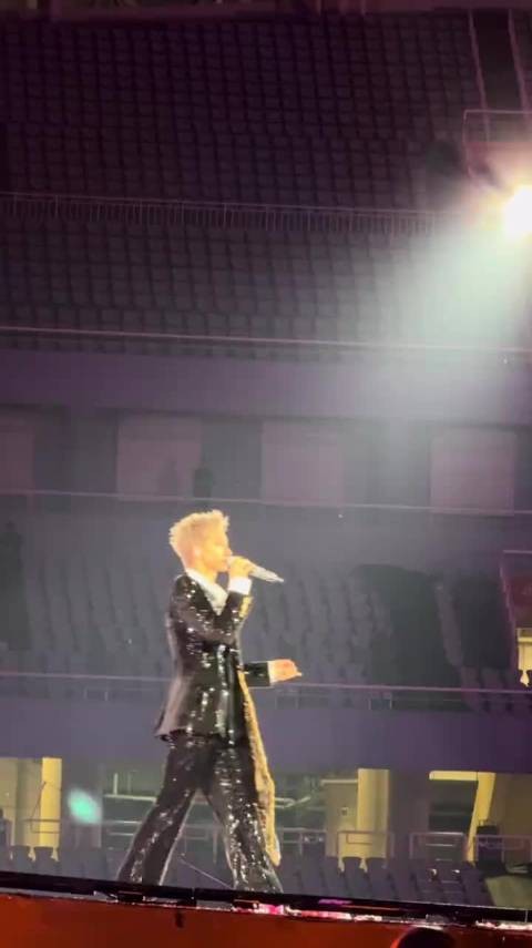 汪苏泷南昌演唱会调侃辣妹型男，现场唱响大雨落下